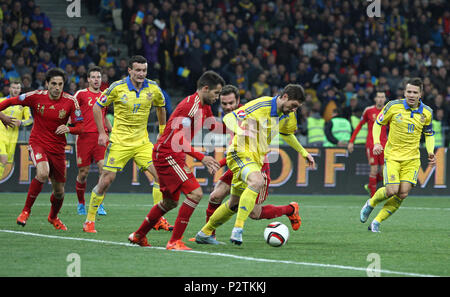 Kiev, Ucraina - 12 ottobre 2015: Ucraino (in giallo) e calciatore spagnolo i giocatori combattono per la palla durante il loro UEFA EURO 2016 partita di qualificazione Foto Stock