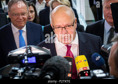 Hannover, Germania. 12th giugno, 2018. CEBIT 2018 apertura del cammino con Peter Altmaier (M), Ministro federale dell'economia e dell'energia Germania. In intervista con i giornalisti. A sinistra: Stephan Weil, primo ministro della bassa Sassonia. CEBIT 2018, salone internazionale del computer e Festival europeo delle imprese per l'innovazione e la digitalizzazione. Credit: Christian Lademann / LademannMedia Foto Stock