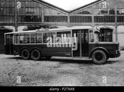 . Italiano: Autobus Alfa Romeo 110A di Roma . Il 20 settembre 2015. 5 sconosciuto Alfa Romeo 110 2 Foto Stock