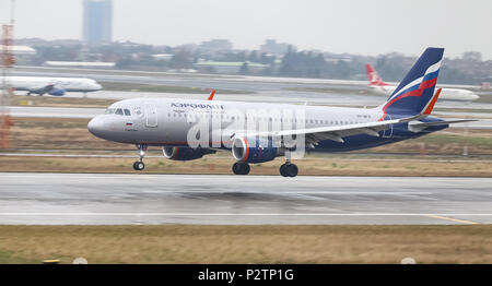 ISTANBUL, Turchia - MARZO 04, 2018: Aeroflot Airbus A320-214 (NC 7653) in atterraggio a Istanbul Ataturk. Aeroflot è la compagnia di bandiera della Federazione russa Foto Stock