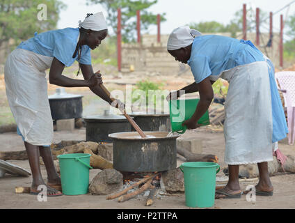 Le donne di preparare il cibo per il Loreto la scuola primaria a Rumbek, nel sud Sudan. Foto Stock