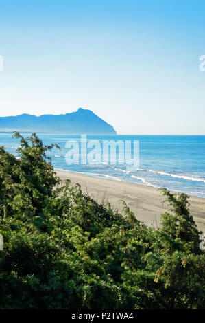 Vista della spiaggia di Sabaudia con Capo Circeo - Italia Foto Stock