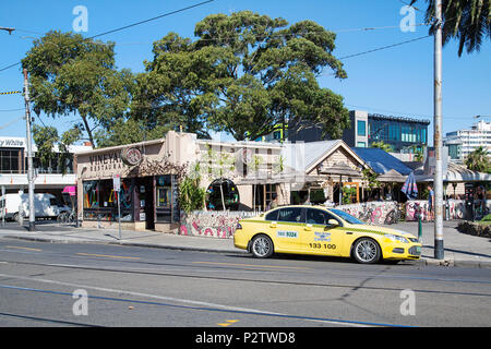 Melbourne, Australia: 13 Aprile 2018: Il vigneto Bar e ristorante in Acland Street, St Kilda è molto popolare con i turisti per un drink rinfrescante. Foto Stock