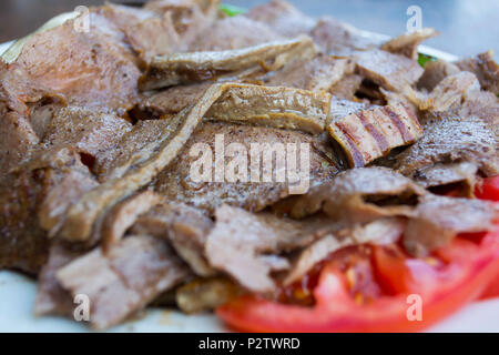 Bagno turco iskender kebab con decorazione su una superficie di legno al ristorante Foto Stock