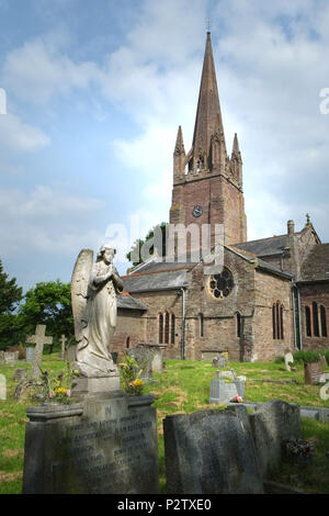 Chiesa e cimitero di San Pietro e San Paolo, Weobley, Herefordshire, Inghilterra, Regno Unito Foto Stock