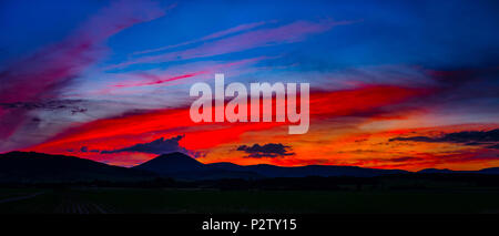 Maestoso tramonto colorato ad alta risoluzione vista panoramica, Alsazia, Francia Foto Stock