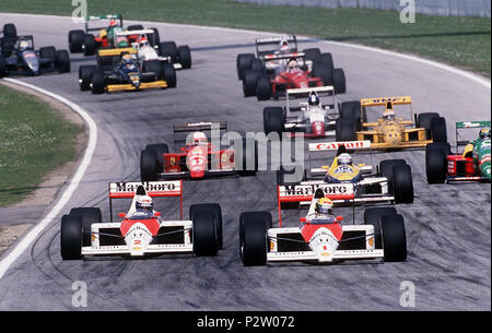 . Italiano: Ayrton Senna (n. 1) sorpassa il compagno di scuderia alla McLaren, Alain Prost (n. 2), alla curva Tosa del circuito di Imola, alla ripartenza del Gran Premio di San Marino 1989 di Formula 1. Il brasiliano effettuò ugualmente la manovra sul francese nonostante ho dovuto avessero in precedenza convenuto, ai box, di non attaccare colui che alla prima tornata fosse entrato in testa in quella curva: la rottura del patto scatenò la cosiddetta "guerra della Tosa', dando il là definitivo tutti i'accesa rivalità Prost-Senna. Licensing 1989 1989 Imola, 1989 . Il 23 aprile 1989. 30 sconosciuto la Formula 1, GP Foto Stock