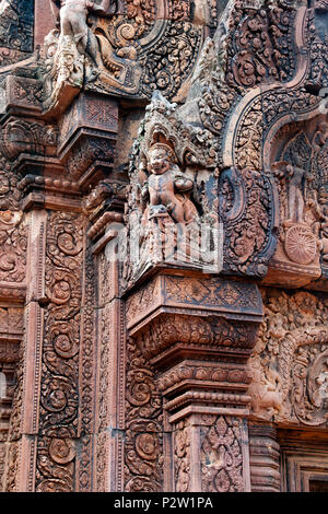 Angkor Cambogia, sculture di garuda l'uomo uccello su una pietra angolare in corrispondenza del decimo secolo il Banteay Srei temple Foto Stock