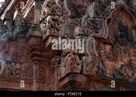 Angkor Cambogia, sculture di garuda e est frontone con Siva seduto sulla cima del monte Kailasa nel sud della libreria in corrispondenza del decimo secolo B Foto Stock