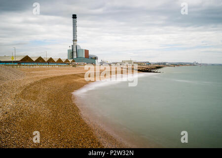 Centrale elettrica di Shoreham dalla spiaggia di Shoreham Harbour, East Sussex, Inghilterra, Regno Unito. Foto Stock