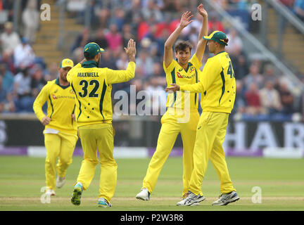 Australia Jhye Richardson (centro) celebra dopo aver preso il paletto di Inghilterra del Alex Hales durante una giornata internazionale corrisponde all'SSE SWALEC Stadium di Cardiff. Foto Stock