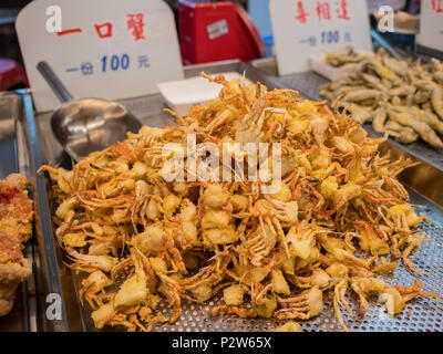 Immagine ravvicinata di un gruppo di profonda granchi fritti a Yilan, Taiwan Foto Stock