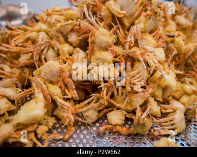 Immagine ravvicinata di un gruppo di profonda granchi fritti a Yilan, Taiwan Foto Stock