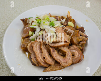 Immagine ravvicinata di tradizionali taiwanesi piatti brasati con carne di maiale intestino e organi, abbiamo mangiato a Taichung, Taiwan Foto Stock
