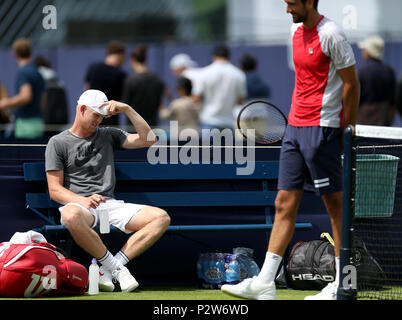 Kyle Edmund (sinistra) e Marin CILIC durante le pratiche in vista del 2018 Fever-Tree campionati a Queen's Club di Londra. Foto Stock