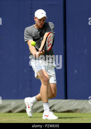 Kyle Edmund pratiche davanti alla 2018 Fever-Tree campionati a Queen's Club di Londra. Foto Stock