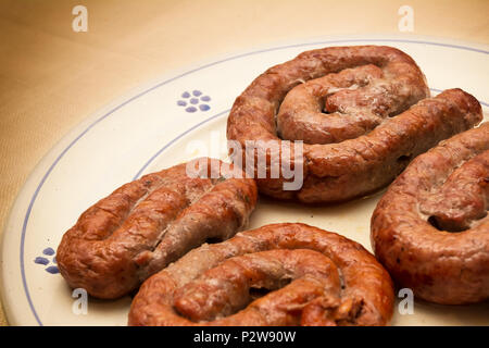 Piastra con tipica salsiccia Pugliese, denominato Zampina Foto Stock