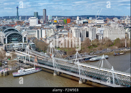 Vista aerea di Hungerford Bridge e il Golden Jubilee Bridges, due cavi-alloggiato ponti pedonali sul fiume Tamigi a Londra, Inghilterra, Regno Unito Foto Stock