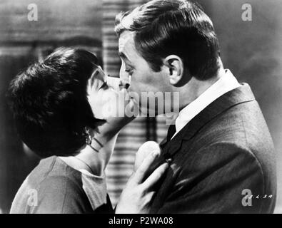 Pellicola originale titolo: DUE PER L'altalena. Titolo inglese: due per l'altalena. Regista: ROBERT WISE. Anno: 1962. Stelle: Robert Mitchum; SHIRLEY MACLAINE. Credito: United Artists / Album Foto Stock