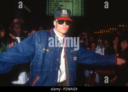 LOS ANGELES, CA - 17 ottobre: Rapper gelato alla vaniglia, aka Robert Matthew Van Winkle partecipa alla premiere di 'Cool come ghiaccio' il 17 ottobre 1991 a Los Angeles, California. Foto di Barry re/Alamy Stock Photo Foto Stock