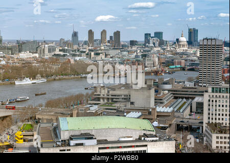 Vista aerea del paesaggio urbano e sullo skyline di Londra con il Tamigi, un grande fiume che scorre attraverso il sud dell'Inghilterra, più in particolare attraverso Londra, Regno Unito Foto Stock