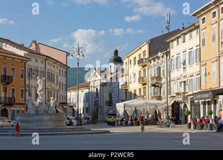 GORIZIA, Italia - 20 Maggio 2018: Vita in Piazza Vittoria, una delle piazze principali della città. Foto Stock