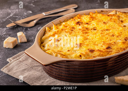 Mac e formaggio, stile americano maccheroni in salsa di formaggio, il fuoco selettivo. Foto Stock