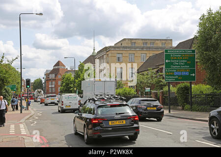 Il traffico intenso su Fairfield Road, parte di Londra occupato a South Circular Road in Wandsworth sistema giratorie, a sud-ovest di Londra Foto Stock