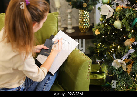 Business Woman documenti di riempimento per ottenere il visto. Foto Stock