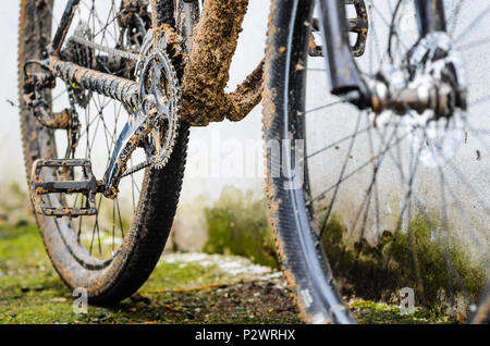 Trasmissione sporco di Mountain Bike dopo la sella in caso di maltempo Foto Stock