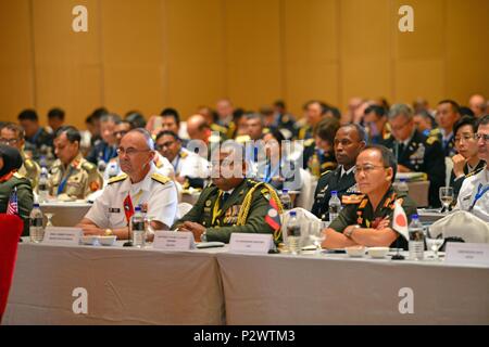 Kuantan, Malesia - 01 Ago, 2016-. Vice Adm. Raquel C. Bono, Direttore della difesa Salute Agency, parla a un pranzo camera alla cerimonia di apertura dell'Asia Pacific Sanitario Militare Exchange 16. Co-ospitato da U.S. Pacifico Comando chirurgo e il malese Forze Armate Servizi Sanitari divisione, l'Asia Pacific Sanitario Militare Exchange (AMPHE) 2016 comprenderà sessioni plenarie incentrate su una varietà di professioni mediche, nonché sessioni di breakout specifici di terra, aria, e forze marittime nel Indo-Asia- regione del Pacifico. APMHE 16 sarà mantenuto fino al 5 agosto, 2016 e coinvolge quasi 50 Foto Stock