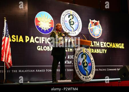 Kuantan, Malesia - 01 Ago, 2016-. Generale Tan Sri Dato' Sri (Dr) Hj Zulkifeli bin Mohd Zin, Malaysia Capo della difesa parla durante la cerimonia di apertura dell'Asia Pacific Sanitario Militare Exchange. Co-ospitato da U.S. Pacifico Comando chirurgo e il malese Forze Armate Servizi Sanitari divisione, l'Asia Pacific Sanitario Militare Exchange (AMPHE) 2016 comprenderà sessioni plenarie incentrate su una varietà di professioni mediche, nonché sessioni di breakout specifici di terra, aria, e forze marittime nel Indo-Asia- regione del Pacifico. APMHE 16 sarà mantenuto fino al 5 agosto, 2016 e coinvolge Foto Stock