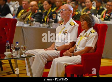 Kuantan, Malesia - 01 Ago, 2016-. Vice Adm. Raquel C. Bono, Direttore della difesa Salute Agency (a destra), e posteriore Adm. Brian S. Pecha, U.S. Pacifico Comando chirurgo (sinistra), per ascoltare il generale Tan Sri Dato' Sri (Dr) Hj Zulkifeli bin Mohd Zin, Malaysia Capo della difesa, durante la cerimonia di apertura della regione Asia Pacifico Sanitario Militare Exchange. Co-ospitato da U.S. Pacifico Comando chirurgo e il malese Forze Armate Servizi Sanitari divisione, l'Asia Pacific Sanitario Militare Exchange (AMPHE) 2016 comprenderà sessioni plenarie incentrate su una varietà di professioni mediche, nonché breakout sessio Foto Stock