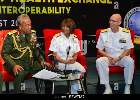 Kuantan, Malesia - 01 Ago, 2016-. Vice Adm. Raquel C. Bono, Direttore della difesa della salute, dell'Agenzia e Adm posteriore. Brian S. Pecha, U.S. Pacifico Comando chirurgo, ascoltare generale Tan Sri Dato' Sri (Dr) Hj Zulkifeli bin Mohd Zin, Malaysia Capo della difesa nel corso di una conferenza stampa in occasione della cerimonia di apertura del Asia Pacific Sanitario Militare Exchange. Co-ospitato da U.S. Pacifico Comando chirurgo e il malese Forze Armate Servizi Sanitari divisione, l'Asia Pacific Sanitario Militare Exchange (AMPHE) 2016 comprenderà sessioni plenarie incentrate su una varietà di professioni mediche, nonché breakout Foto Stock