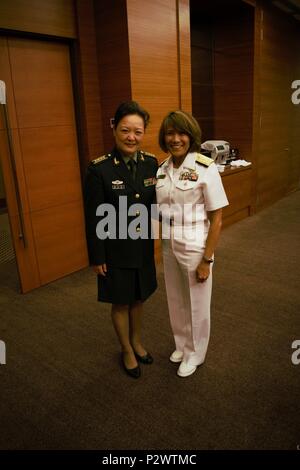 Kuantan, Malesia - 01 Ago, 2016-. Vice Adm. Raquel C. Bono, Direttore della difesa della salute, Agenzia risponde con un amico dalla delegazione cinese e scambia foto durante una riunione presso l'Asia Pacific Sanitario Militare Exchange 16. Co-ospitato da U.S. Pacifico Comando chirurgo e il malese Forze Armate Servizi Sanitari divisione, l'Asia Pacific Sanitario Militare Exchange (AMPHE) 2016 comprenderà sessioni plenarie incentrate su una varietà di professioni mediche, nonché sessioni di breakout specifici di terra, aria, e forze marittime nel Indo-Asia- regione del Pacifico. APMHE 16 si terrà fino a quando Agost Foto Stock