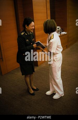 Kuantan, Malesia - 01 Ago, 2016-. Vice Adm. Raquel C. Bono, Direttore della difesa della salute, Agenzia risponde con un amico dalla delegazione cinese e scambia foto durante una riunione presso l'Asia Pacific Sanitario Militare Exchange 16. Co-ospitato da U.S. Pacifico Comando chirurgo e il malese Forze Armate Servizi Sanitari divisione, l'Asia Pacific Sanitario Militare Exchange (AMPHE) 2016 comprenderà sessioni plenarie incentrate su una varietà di professioni mediche, nonché sessioni di breakout specifici di terra, aria, e forze marittime nel Indo-Asia- regione del Pacifico. APMHE 16 si terrà fino a quando Agost Foto Stock