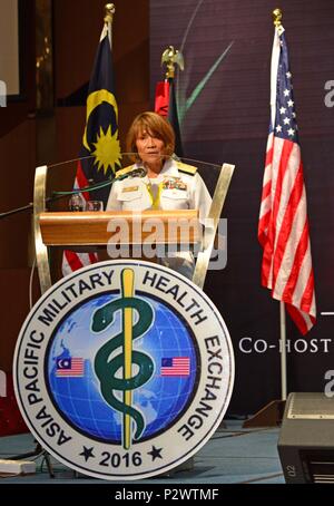 Kuantan, Malesia - 01 Ago, 2016-. Vice Adm. Raquel C. Bono, Direttore della difesa Salute Agency, inaugura la Asia Pacific Sanitario Militare Exchange durante il suo discorso alla cerimonia di apertura. Co-ospitato da U.S. Pacifico Comando chirurgo e il malese Forze Armate Servizi Sanitari divisione, l'Asia Pacific Sanitario Militare Exchange (AMPHE) 2016 comprenderà sessioni plenarie incentrate su una varietà di professioni mediche, nonché sessioni di breakout specifici di terra, aria, e forze marittime nel Indo-Asia- regione del Pacifico. APMHE 16 sarà mantenuto fino al 5 agosto, 2016 e coinvolge ne Foto Stock