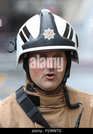 Scottish antincendio e di soccorso (FR) Area Manager David Giovane parla ai media in seguito all'incendio presso lo storico Edificio di Mackintosh a Glasgow. Foto Stock