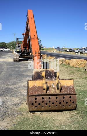 Escavatore idraulico o gru di scavo in Australia. Pesanti macchinari utilizzati nella costruzione e lavori correlati Foto Stock