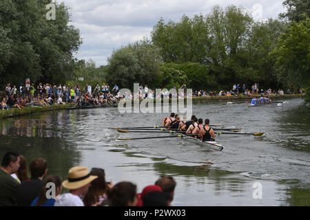 Spettatori guarda dalla riva del fiume come Clare Hall corsa verso di loro durante il giorno finale della Cambridge University può urti lungo il fiume Cam in Cambridge. Foto Stock