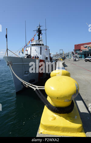 Il Guardacoste attivo, un 210-piede di medie Endurance taglierina, homeported in Port Angeles, nello Stato di Washington, si trova lungo il molo 66 a Seattle come gli ospiti potranno usufruire di visite guidate durante il Seattle 67th Seafair annuale Settimana della flotta. La Guardia Costiera ha partecipato in attività Seafair fin dal 1950. Stati Uniti Coast Guard foto di Sottufficiali di prima classe Zac Crawford. Stati Uniti Coast Guard foto di Sottufficiali di prima classe Zac Crawford Foto Stock