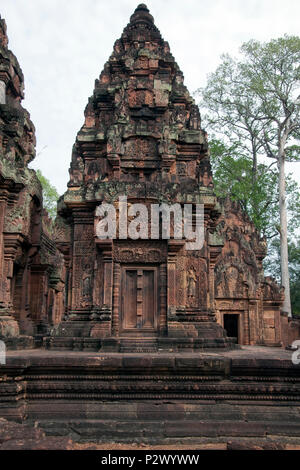 Angkor in Cambogia, in vista della torre presso il decimo secolo il Banteay Srei temple Foto Stock