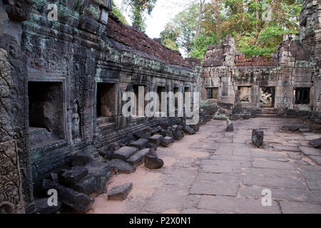 Angkor Cambogia, cortile decorato con pareti scolpite al XII secolo Preah Khan temple Foto Stock