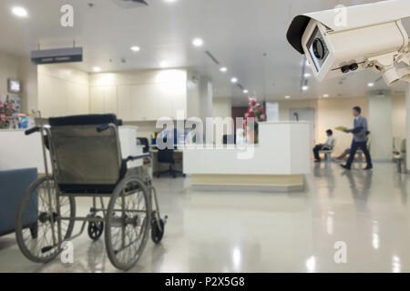 Il CCTV videocamera di sicurezza operante in ospedale per ufficio la sfocatura dello sfondo. Foto Stock
