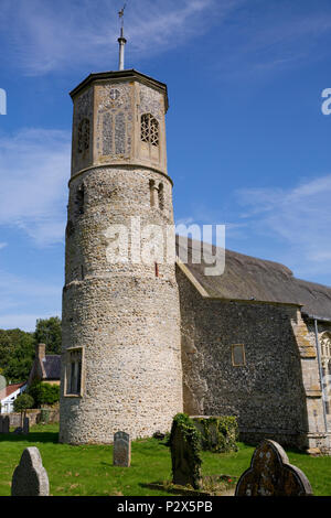 Santa Maria Vergine Chiesa, con la sua torre ottagonale e tetto di paglia navata nel villaggio di Beachamwell, Norfolk, Regno Unito Foto Stock