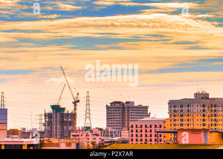 Bird vista sul paesaggio urbano e la costruzione sito incluse più gru lavorando su un complesso di edifici, con sole e nuvole al mattino.spazio copia.B Foto Stock