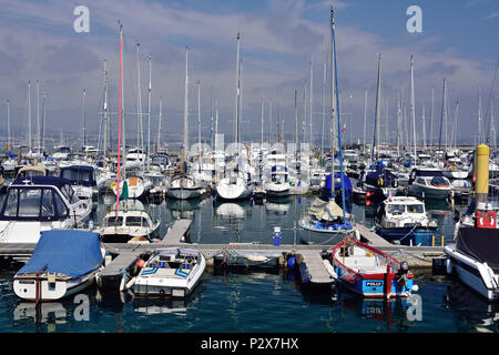Barche nel porto di Brixham. Foto Stock