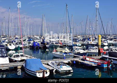 Barche nel porto di Brixham. Foto Stock