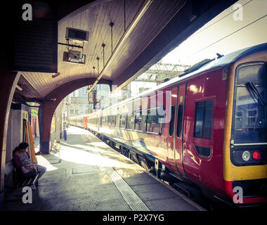 East Midlands Treno in partenza Manchester La stazione ferroviaria di Oxford Road, North West England, Regno Unito Foto Stock