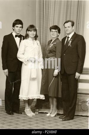 La REPUBBLICA SOCIALISTA CECOSLOVACCA - Circa ottanta: Vintage foto mostra una sposa sposo e genitori. Retrò fotografia in bianco e nero. Foto Stock